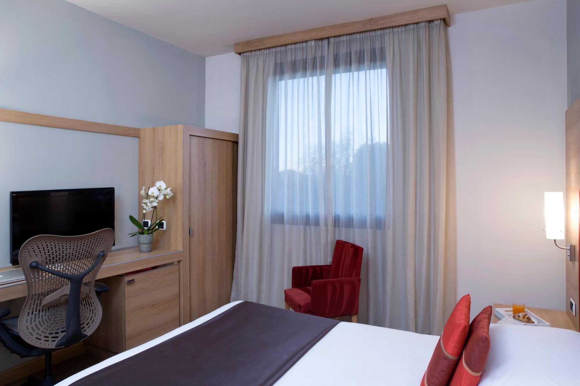 Отель Dolce By Wyndham Milan Malpensa Сомма-Ломбардо Экстерьер фото